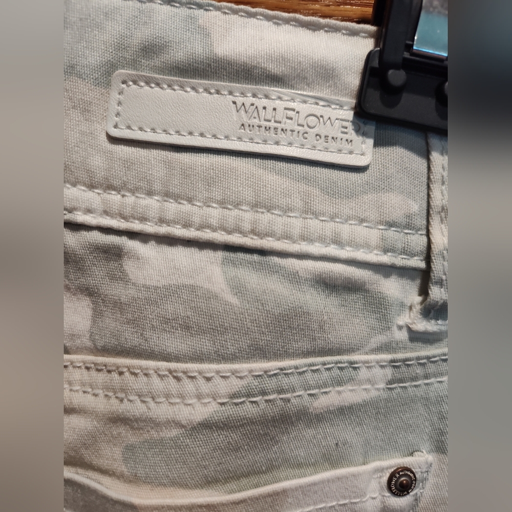 NWT Wallflower Women's Camouflage Denim Shorts - Cream/Gray/Green, Size 0 - Picture 6 of 11